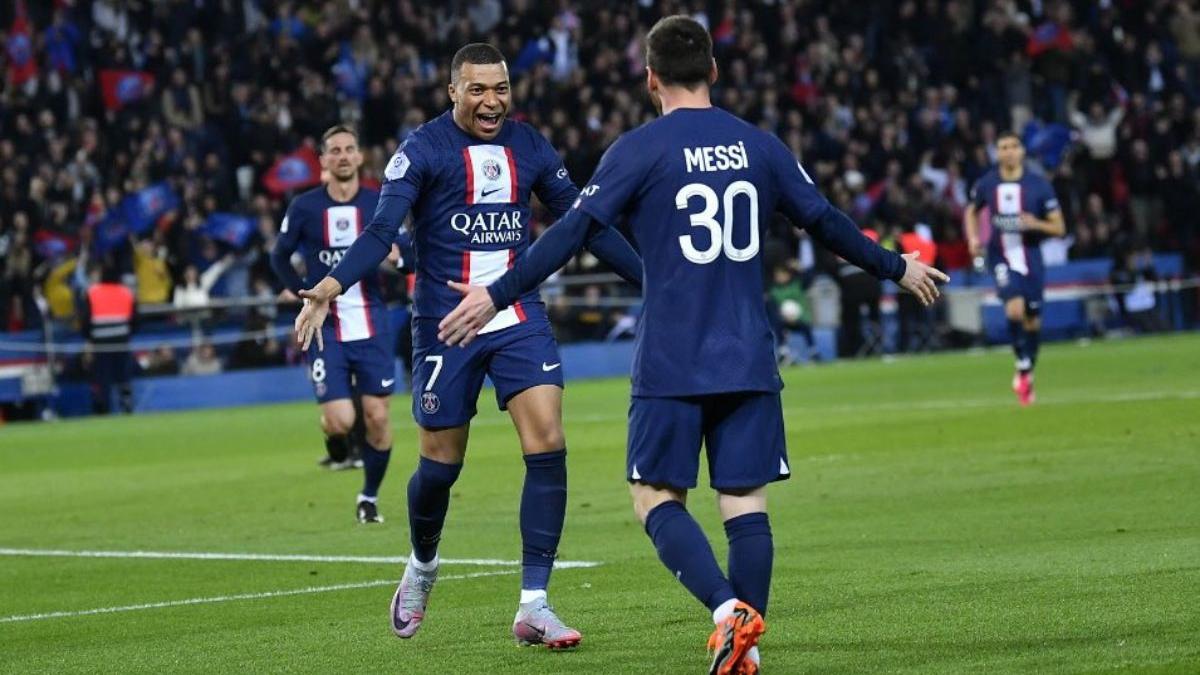  | Mbappé y Messi celebran uno de los goles del PSG.
