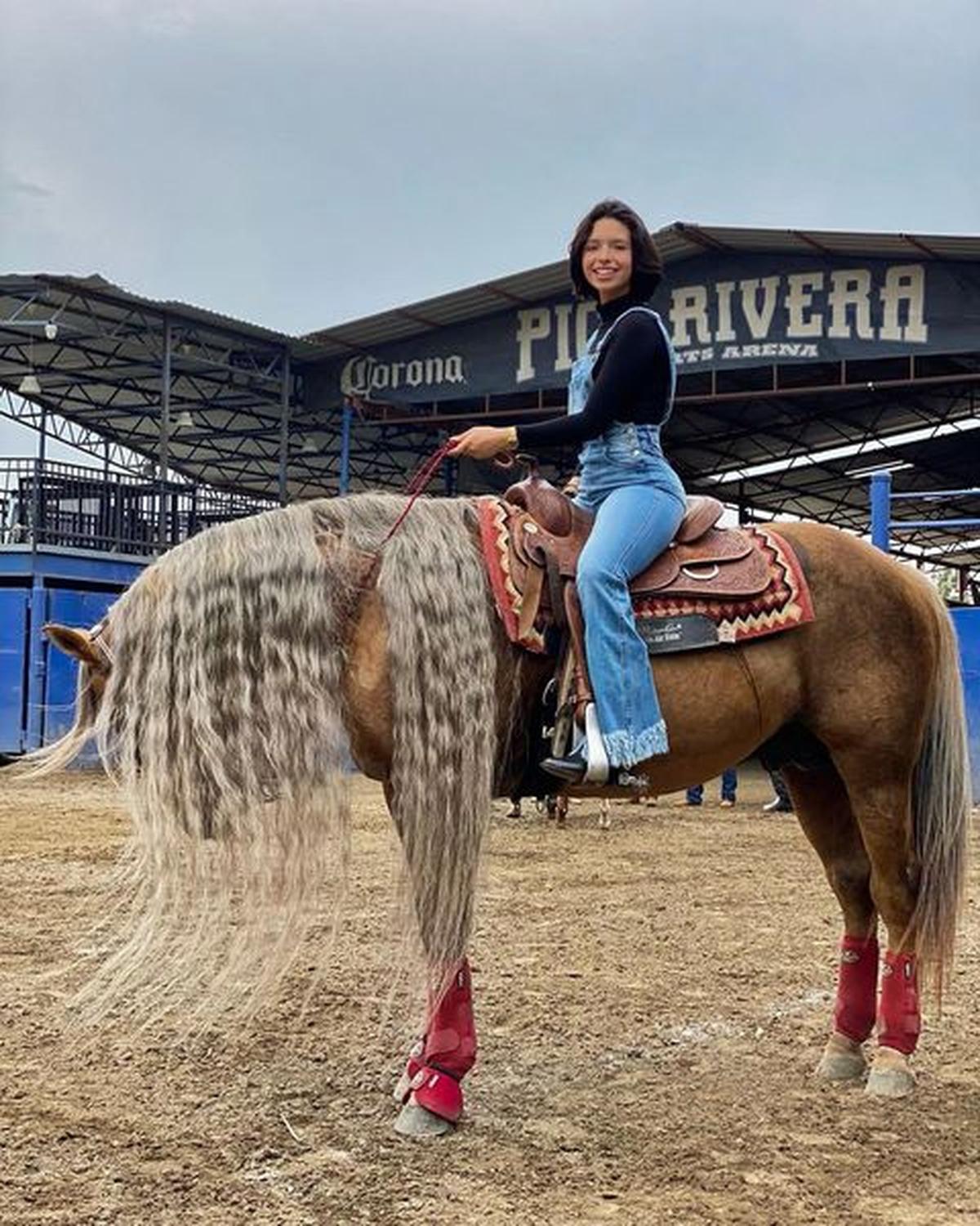  | Ángela Aguilar tiene 3 caballos