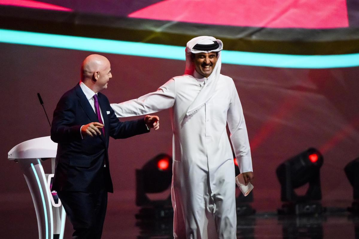  | El emir de Qatar, el jeque Tamim bin Hamad al-Thani (der.), junto al presidente de la FIFA, Gianni Infantino. Crédito EFE