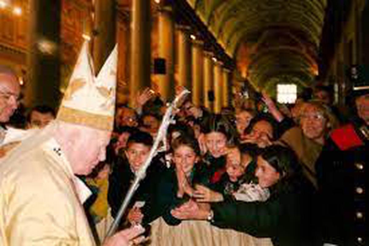 Checo Pérez conoció al Papa Juan Pablo II en Roma | Especial