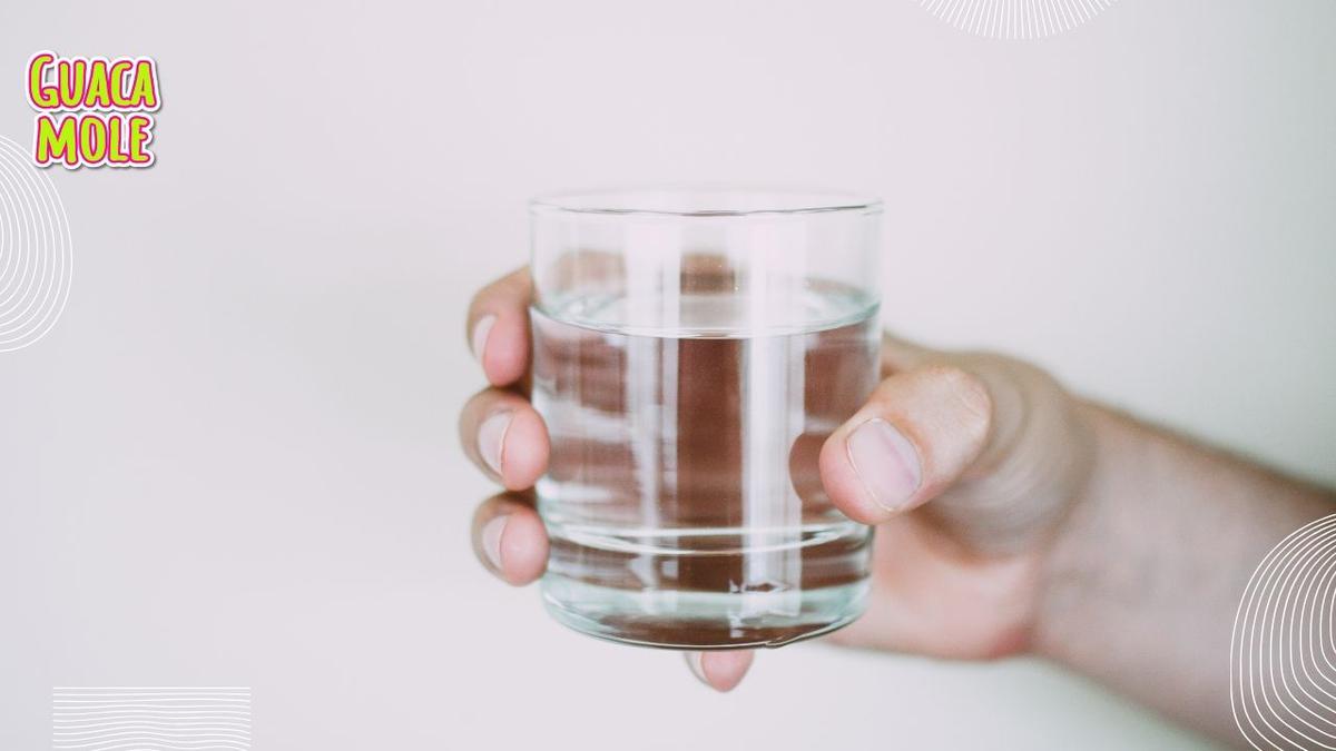 ¿Te pueden cobrar el agua natural en un restaurante? Aquí te decimos