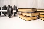 ¿Sabías que usando libros puedes entrenar? Descubre cómo y qué ejercicios hacer