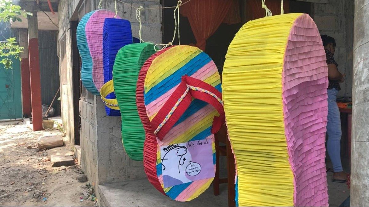  | La piñatas de la chancla voladora están acompañadas de una típica frase de las mamás 