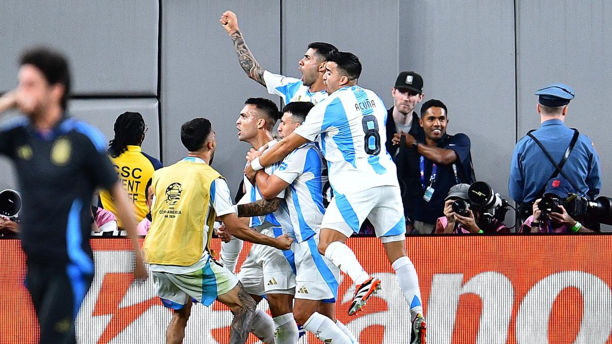 Argentina logró un triunfo con un gol de último minuto de Lautaro. | Al albiceleste suma sesi puntos en la fase de grupos de la Copa América. | Foto: Mexsport