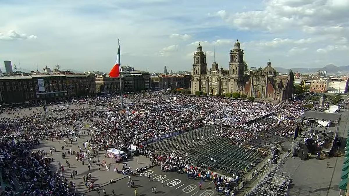 Para las 15:00 horas, el Zócalo estaba más ocupado pero aún con muchos lugares. Foto: Captura de pantalla / Video del Gobierno de México 