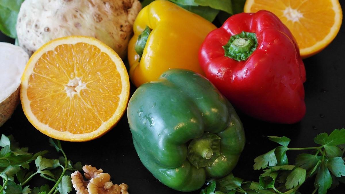 Comer frutas y verduras ayuda a la salud.