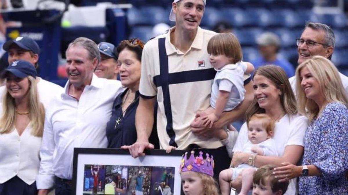 John Isner | El tenista posó junto a su familia en su última participación como profesional. Crédito: twitter @dannymiche.