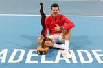 Djokovic estrena corona y de paso empata un récord de Nadal