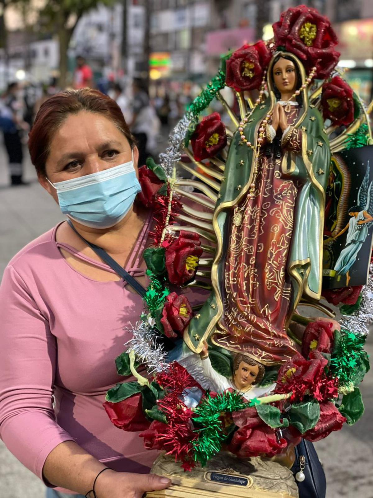  | Una mujer llevó su figura de la Virgen de casi un metro de altura. Foto: Aseneth Hernández