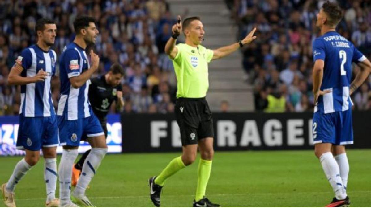 Futbol de Portugal | El árbitro acudió al VAR pero la tecnología falló. Crédito: EFE.