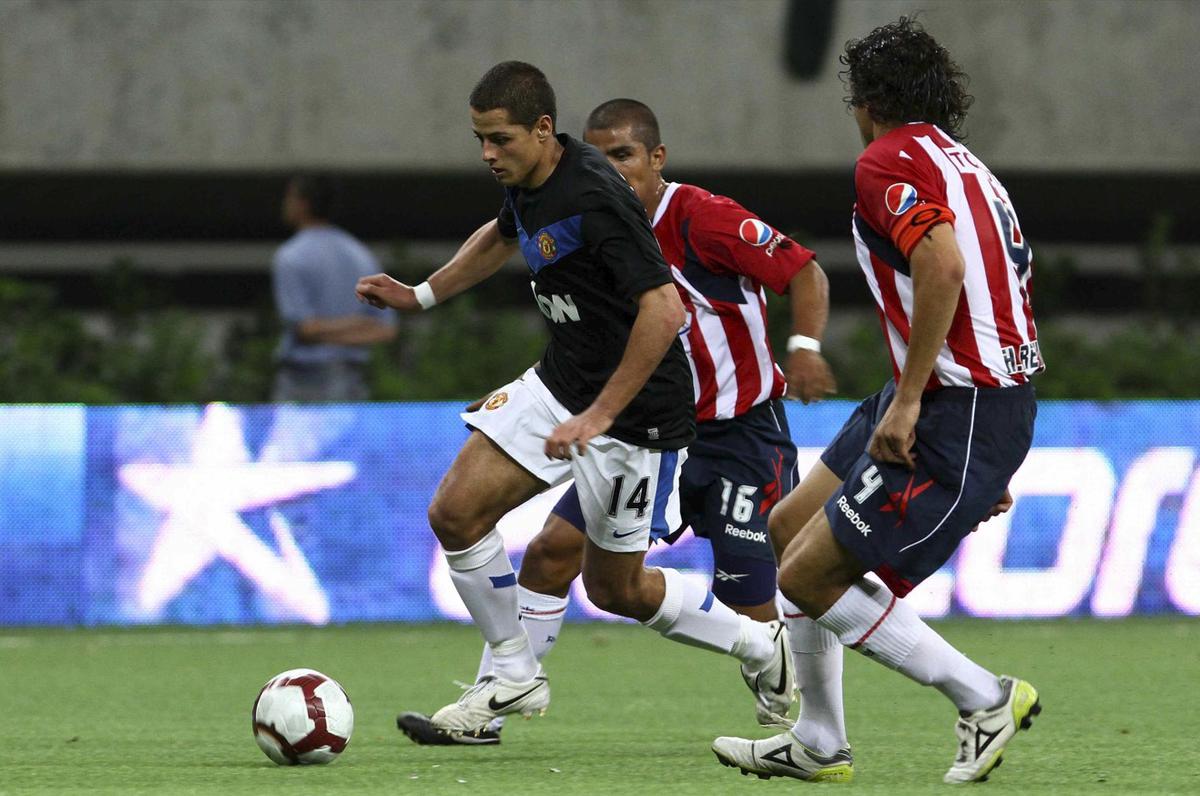 Chicharito Hernández | El futbolisto jugó un tiempo para Chivas y otro para Manchester United en el estreno del estadio de Guadalajara. Crédito: Tvazteca.