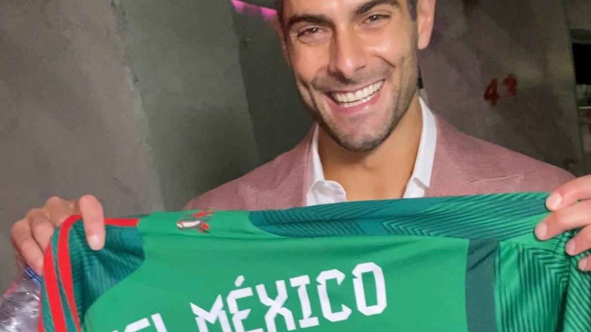 Jimmy G recibió un jersey | Jimmy Garoppolo recibió un jersey del Tri antes de partir a California. | Foto: NFL México