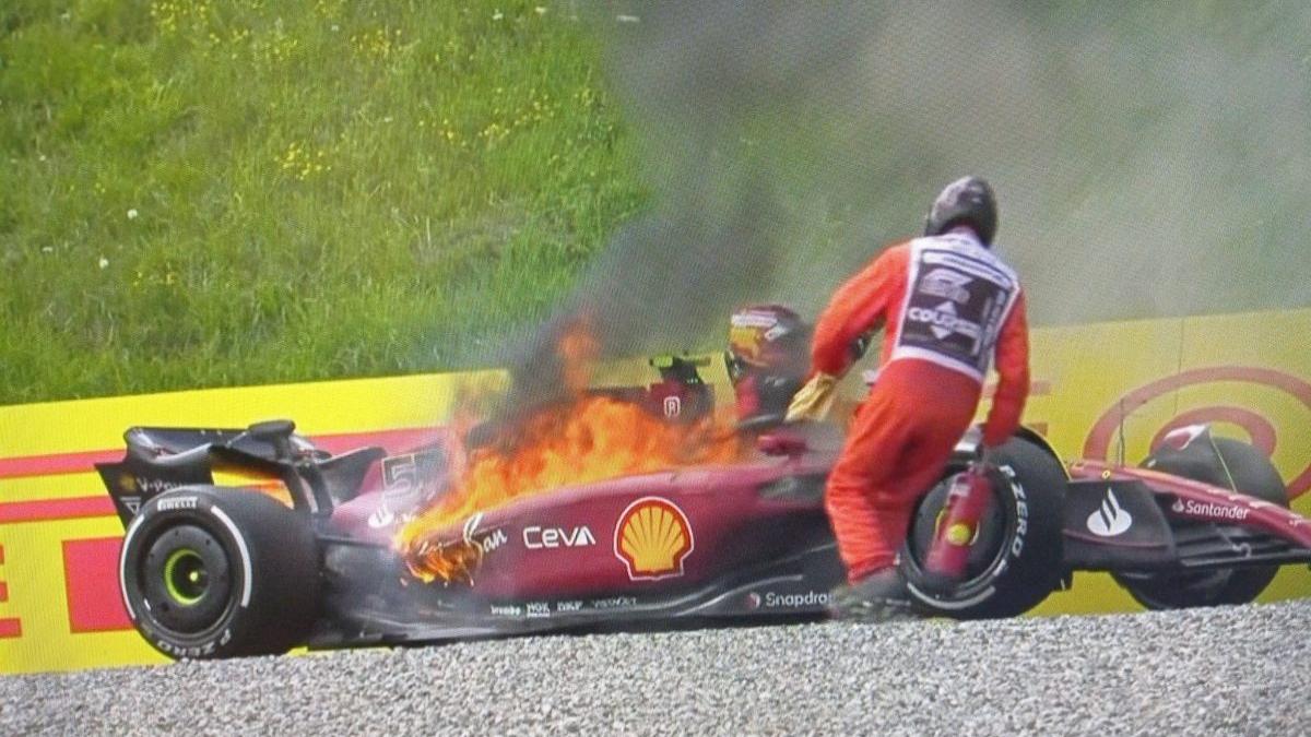  | El piloto Carlos Sainz no podía bajar de su auto en llamas, pero al final logró salir ileso.