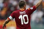 Roma celebra los 25 años del debut de Totti con “La Loba”