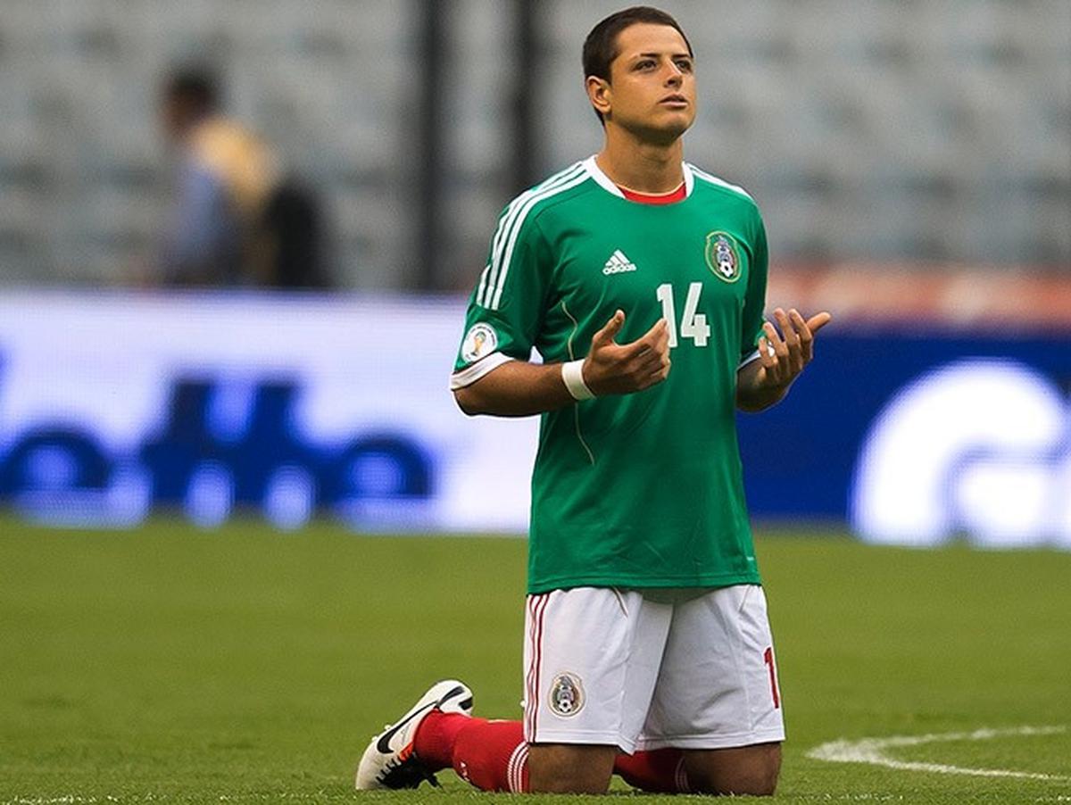 Mexsport | El ritual de Chicharito se convirtió en un clásico del futbol mexicano. | Foto: Mexsport