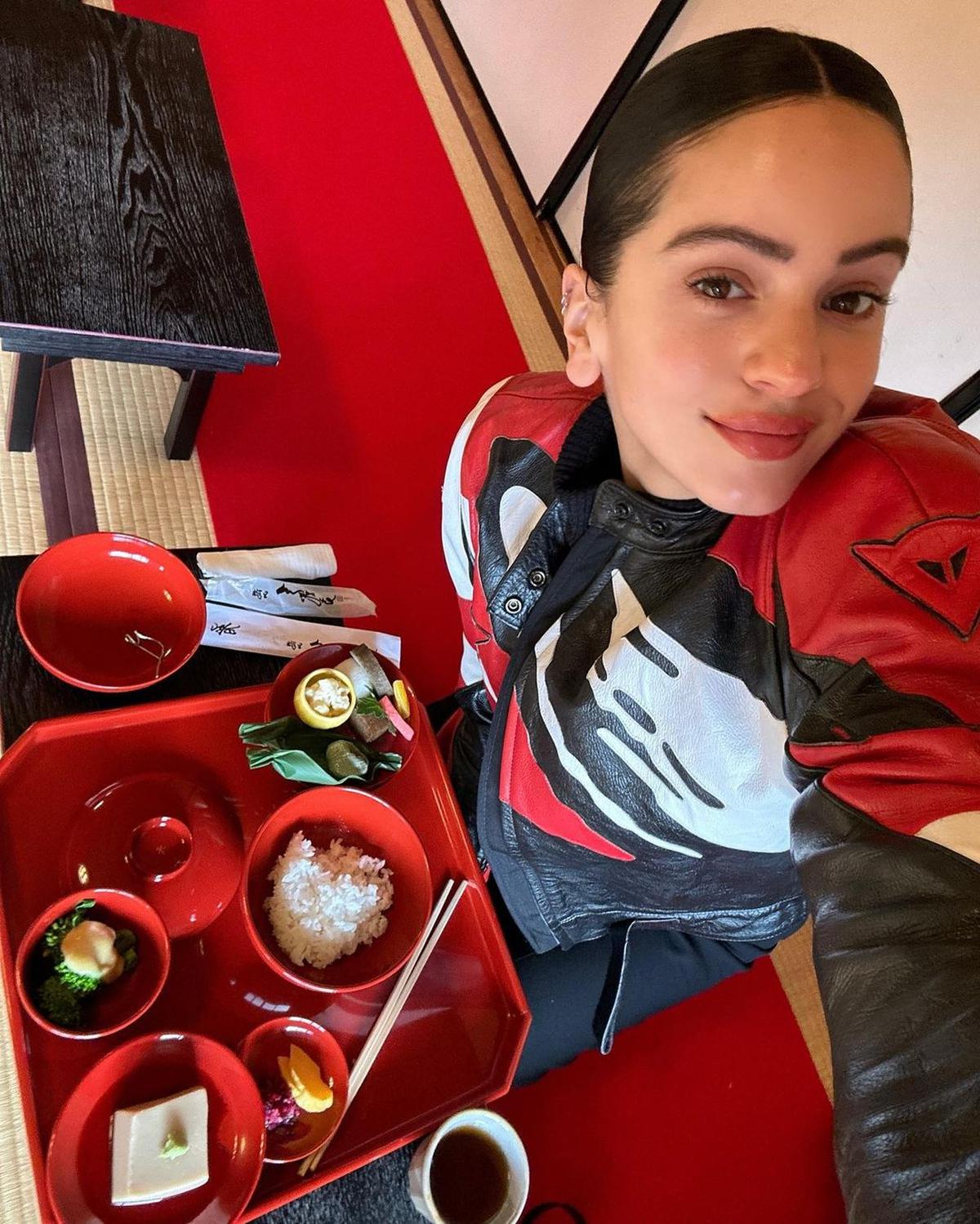  | Aún en sus viajes cuida su comida.
Foto: Instagram