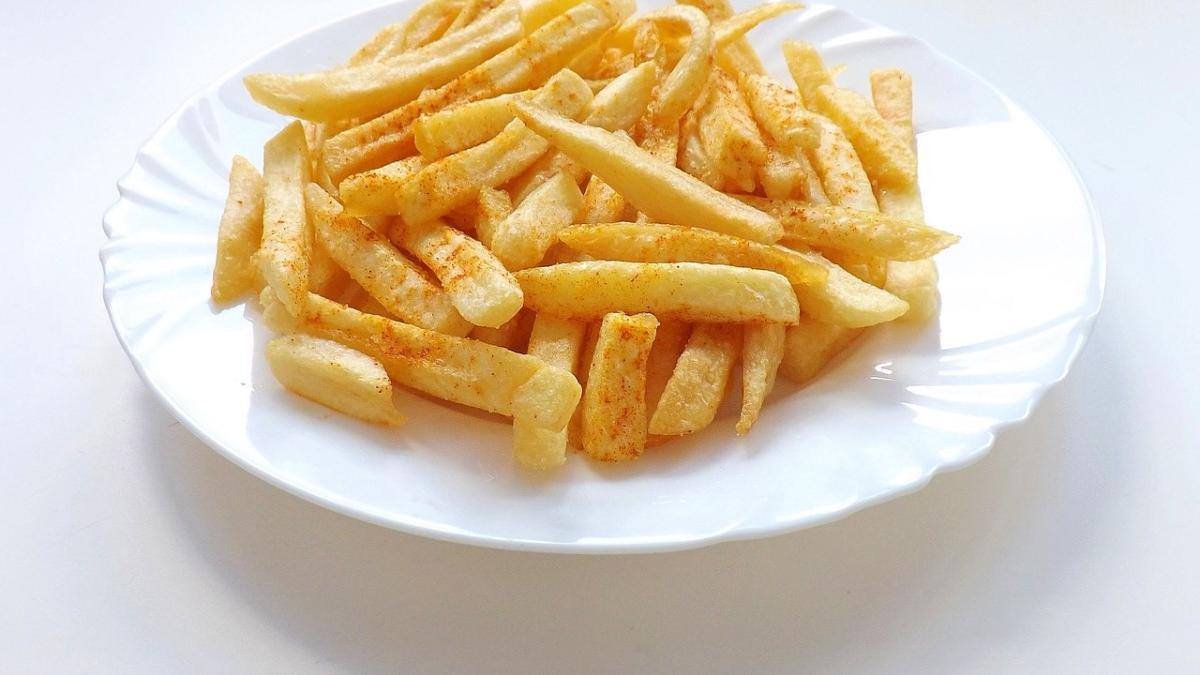 Las papas fritas tienen un alto contenido de sal. | Foto: Pixabay