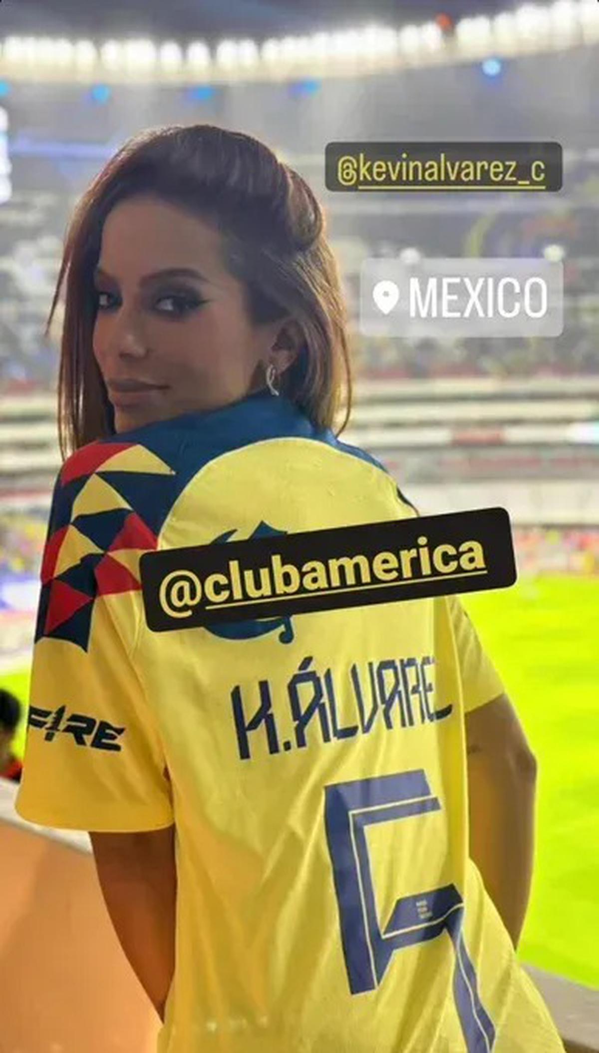 Antitta | La brasileña posó con la playera de América en el Clásico Joven. Crédito: Instagram @Anitta.