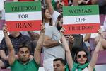 (VIDEO) Protesta histórica en Qatar 2022: jugadores de Irán no cantan el himno de su país