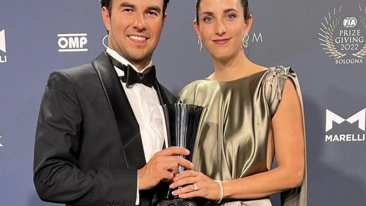 Instagram @carolamtz1 | Carola Martínez y Checo Pérez recibiendo el trofeo tras haber quedado tercero en el campeonato de la Fórmula 1 2022.