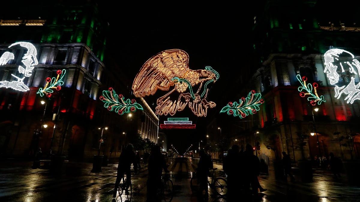  | Así se iluminó el Zócalo de la CDMX con motivo del 212 aniversario de la Independencia de México.