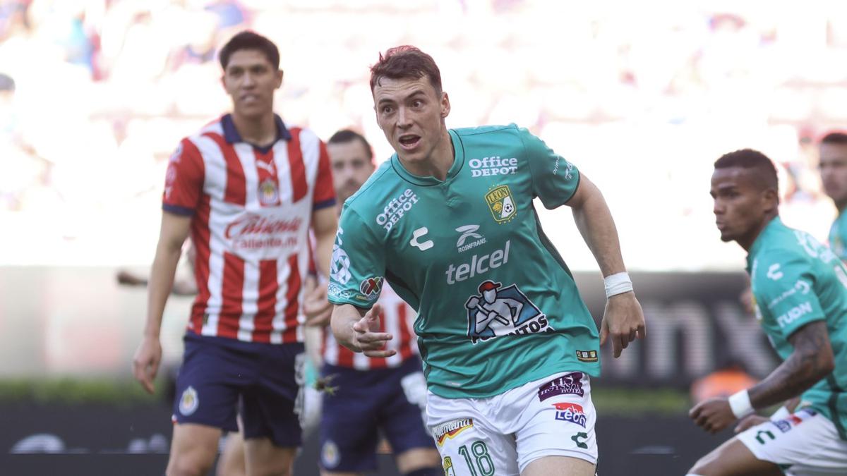 León aprovechó las oportunidades que tuvo. | Chivas no camina ni en su casa. | Foto: Mexsport