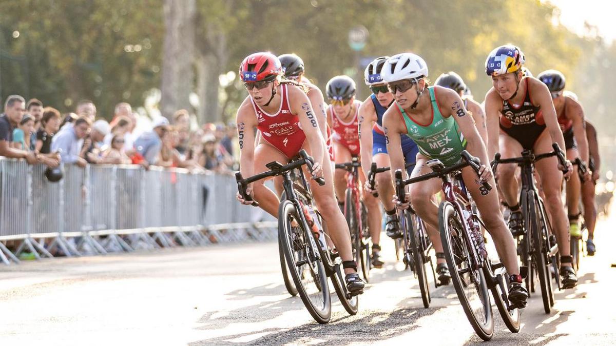 En España | Los triatlonistas mexicanas competirán para ganarse un lugar en los Juegos Olímpicos París 2024. Crédito: Instagram @rosatapiav.