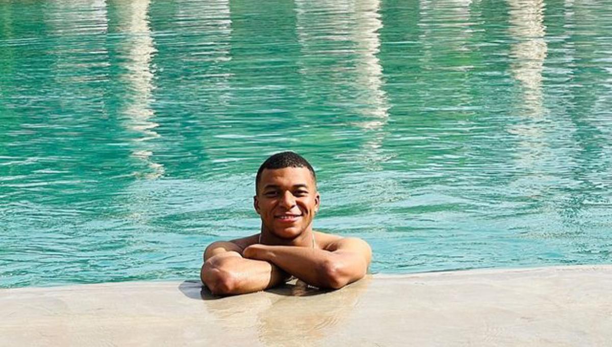  | Kylian Mbappé disfruta de un descanso en la piscina de su casa.