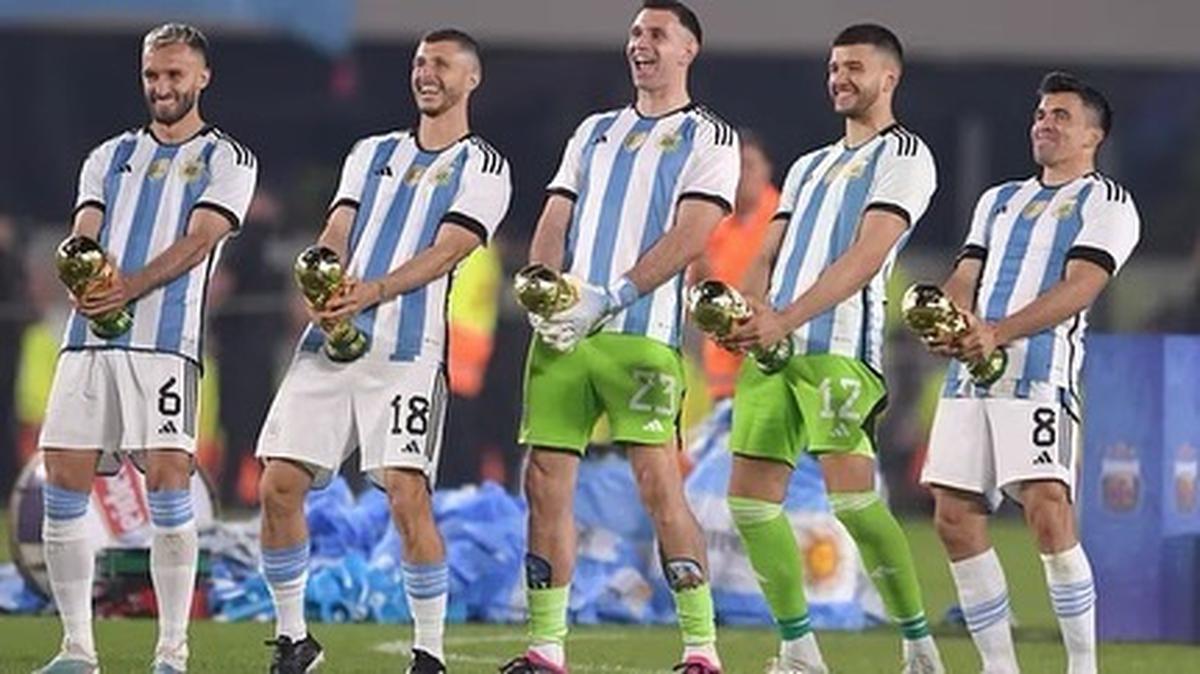  | Martínez y otros jugadores argentinos posando. Fuente: Instagram: @emi:_martinez26