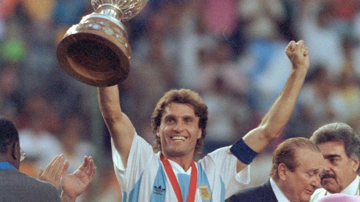 Óscar Ruggeri, defensor argentino | Óscar Ruggeri, defensor argentino levantándo la Copa América (AP)
