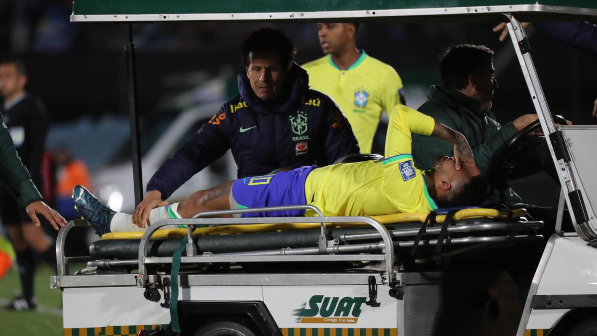 EFE | Neymar Jr sale lesionado en el carrito de las desgracias en un encuentro de eliminatorias mundialistas contra Uruguay