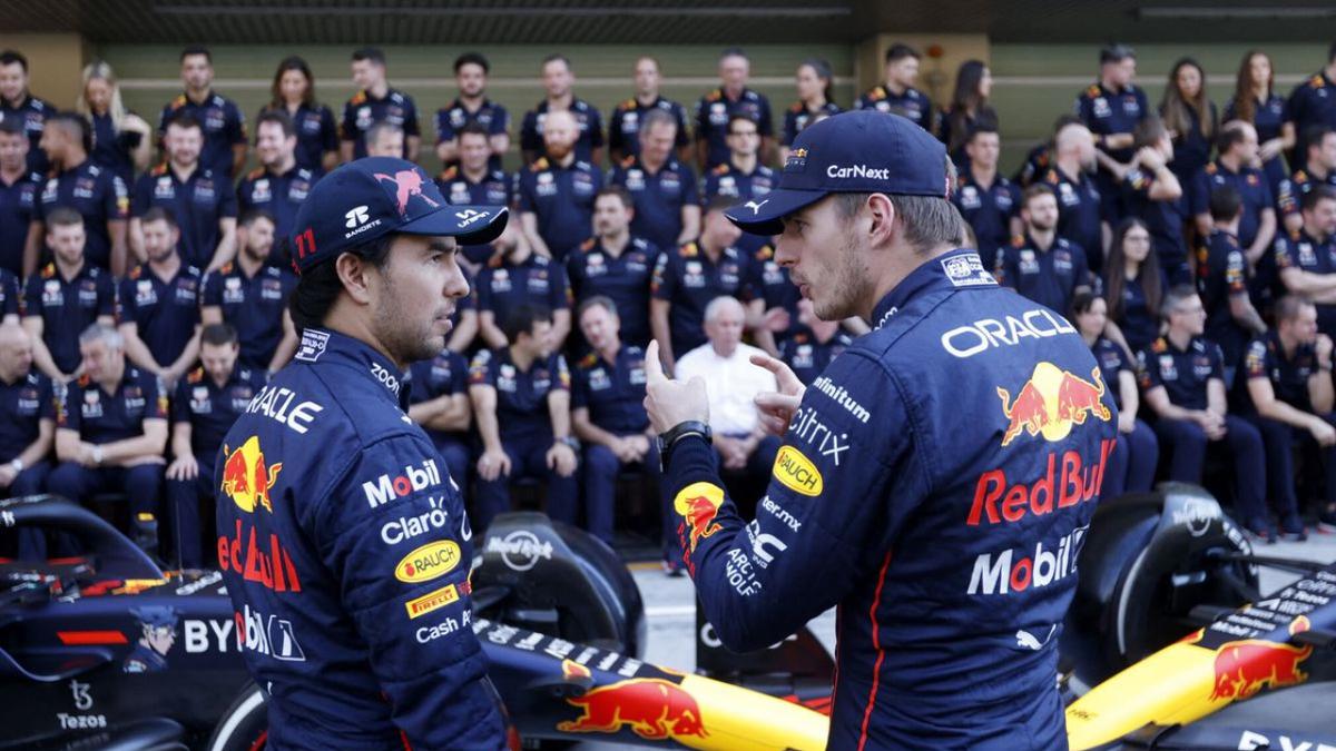 'Checo' Pérez continuará al lado de Max Verstappen para el 2024. | Reuters