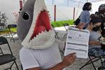 Hombre disfrazado de tiburón se vacuna contra COVID-19 en Puebla