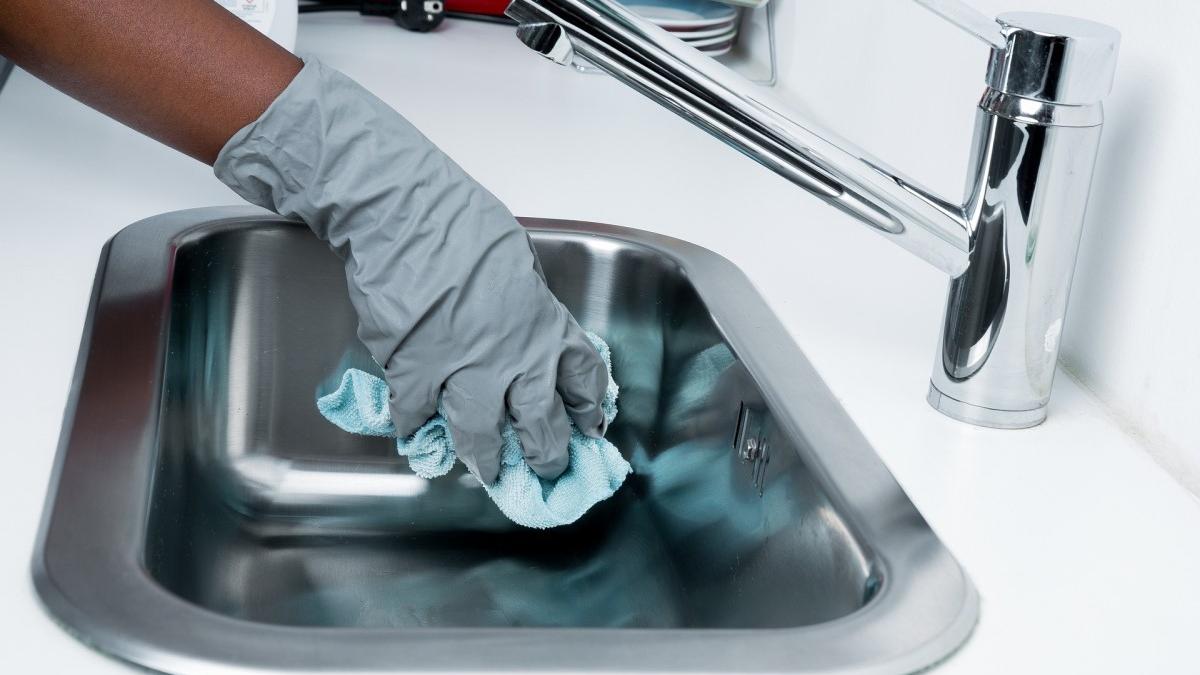 Lavar cada semana los baños y fregaderos hará que tu casa siempre huela a limpio. | Foto: Pixabay