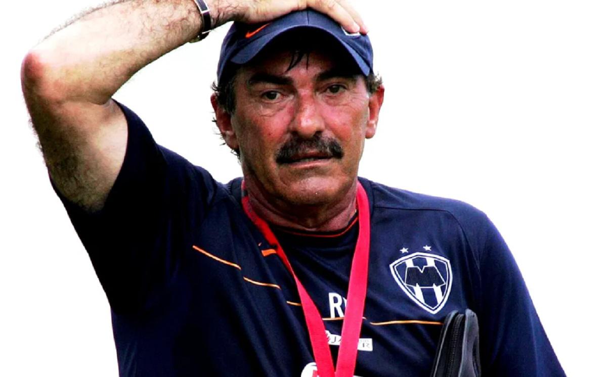 Ricardo La Volpe | El entrenador fue exigente en el primer entrenamiento de Aldo de Nigris. Crédito: Mediotiempo.