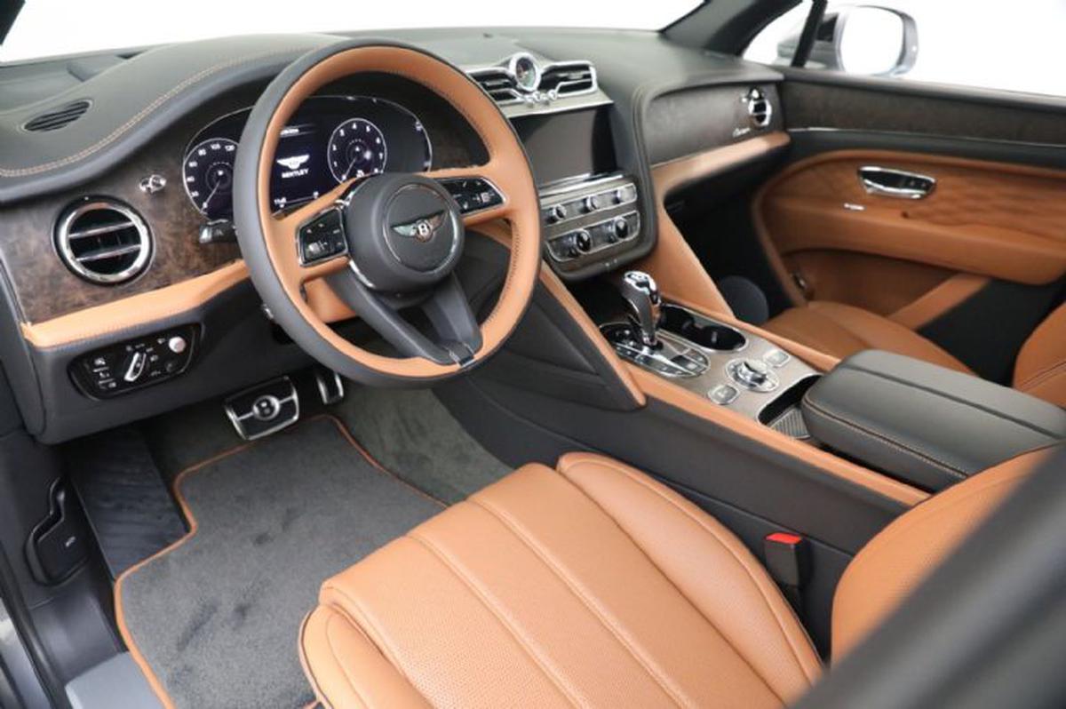 Interior del Bentley | el tablero está hecho con madera, fibra de carbono y aluminio
Foto: Terra