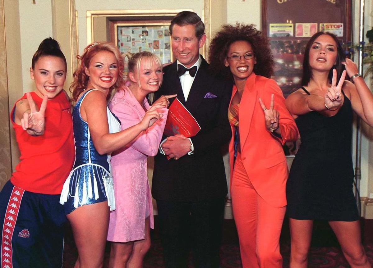 Más que un simple saludo | El impacto cultural del encuentro entre las Spice Girls y la realeza.
