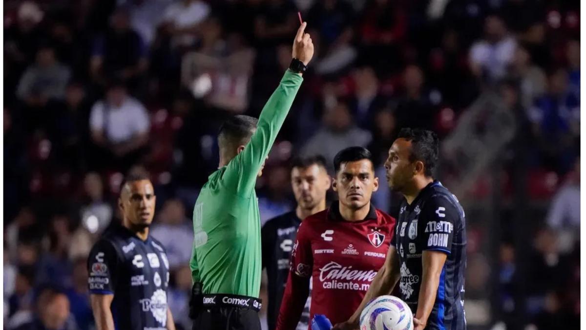 Omar Mendoza | El futbolisa de Querétaro recibió la roja luego que el VAR revisara la jugada. Crédito: Imago 7.
