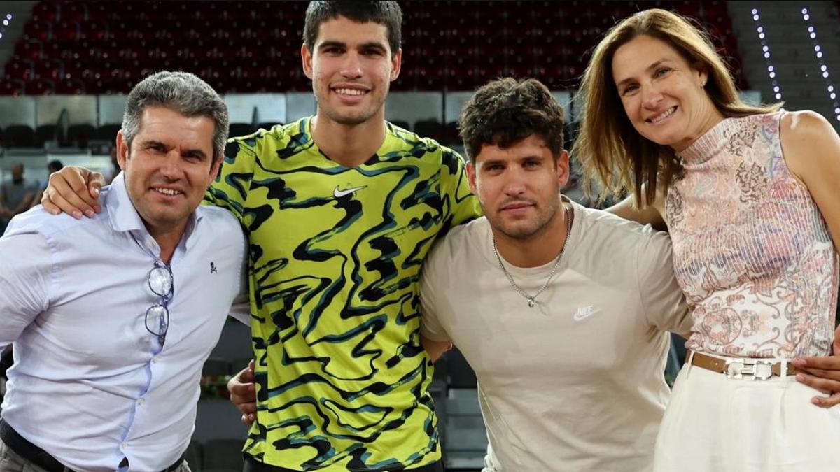 Carlos Alcaraz | El tenista junto a sus padres y uno de sus hermanos.
Foto: Redes Sociales