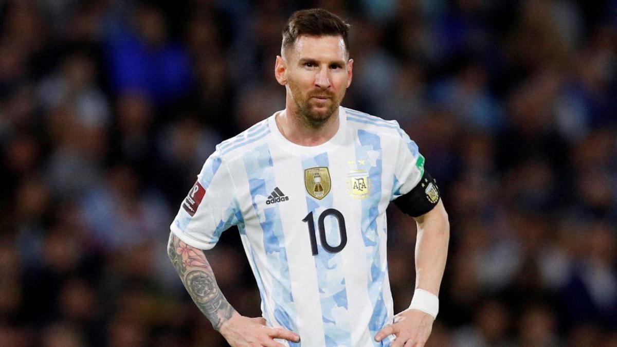 Lionel Messi | El futbolista de la Selección Argentina lució una exclusiva playera a la llegada a su país. Crédito: EFE