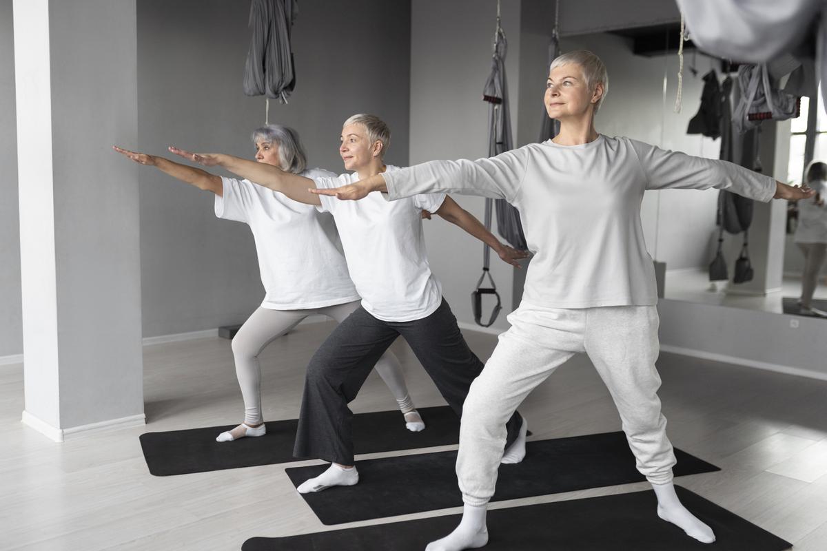 Yoga | Enfocada en flexibilidad, equilibrio y fuerza muscular, adaptable a todos los niveles. Fuente: Freepik