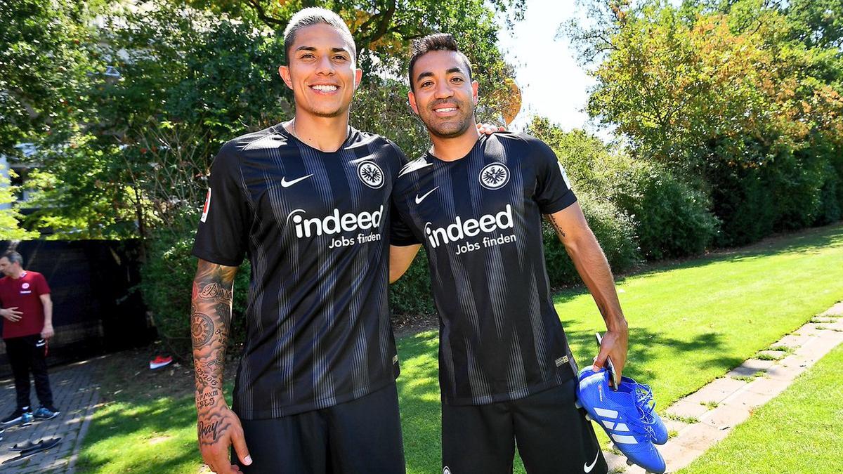 Salcedo y Fabián posan para el Frankfurt. Fuente: Twitter @Eintracht.