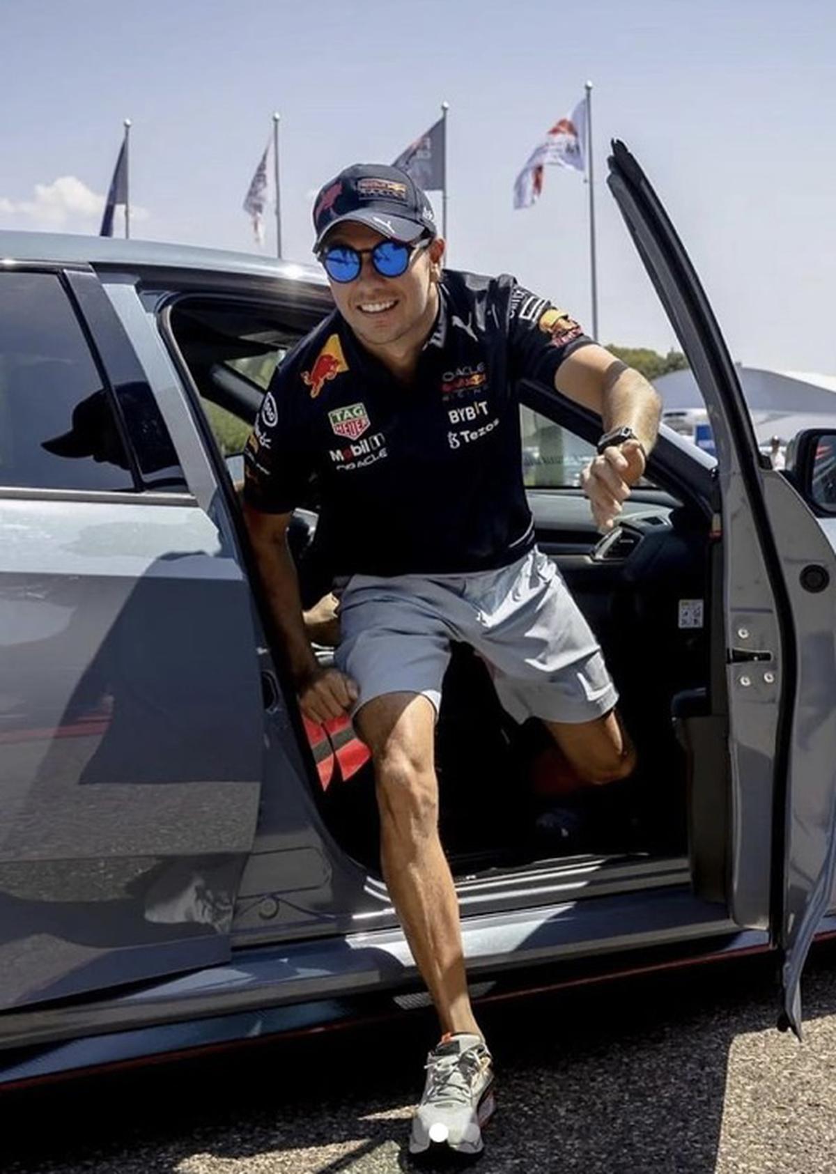 Checo Pérez | El piloto con una playera de la escudería Red Bull. | fuente: Instagram @schecoperez