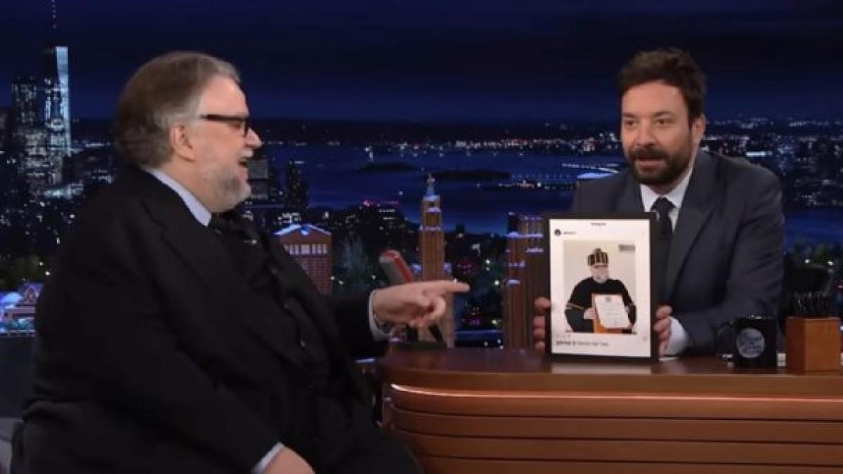Jimmy Fallon le mostró una curiosa fotografía a Guillermo del Toro. | Foto: Especial