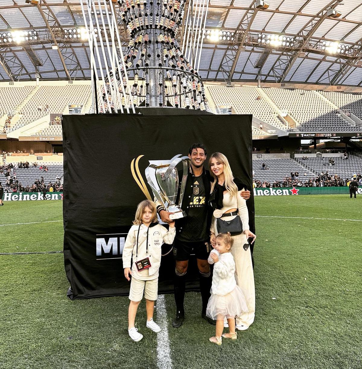  | Carlos Vela y su familia tras obtener el campeonato. Fuente: Instagram @carlosv11_