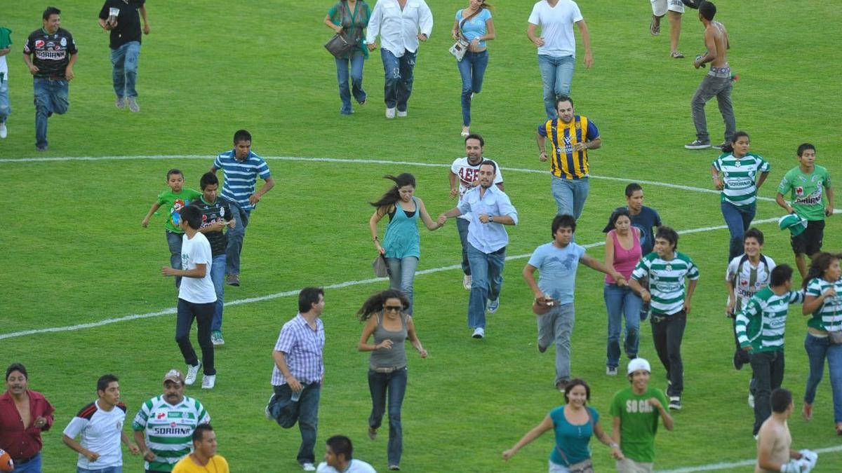 Santos Laguna Monarcas Morelia Estadio Corona | Parte de la afición saltó al campo de juego.