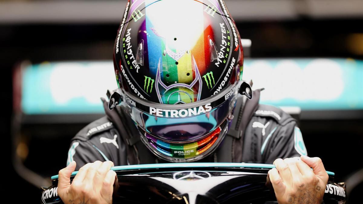 l piloto británico de Fórmula Uno Lewis Hamilton sube a bordo de su monoplaza durante los entrenamientos libres para el Gran Premio de Abu Dabi. EFE