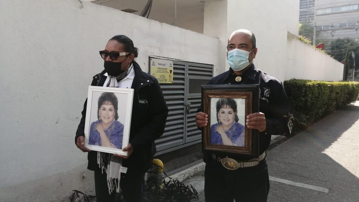 Fans de Carmelita Salinas acuden a la Funeraria Gayosso a despedirse de la actriz. Foto: Martín Rocha. 