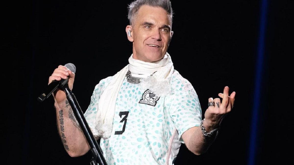 Robbie Williams | El cantante lució la playera mexicana.