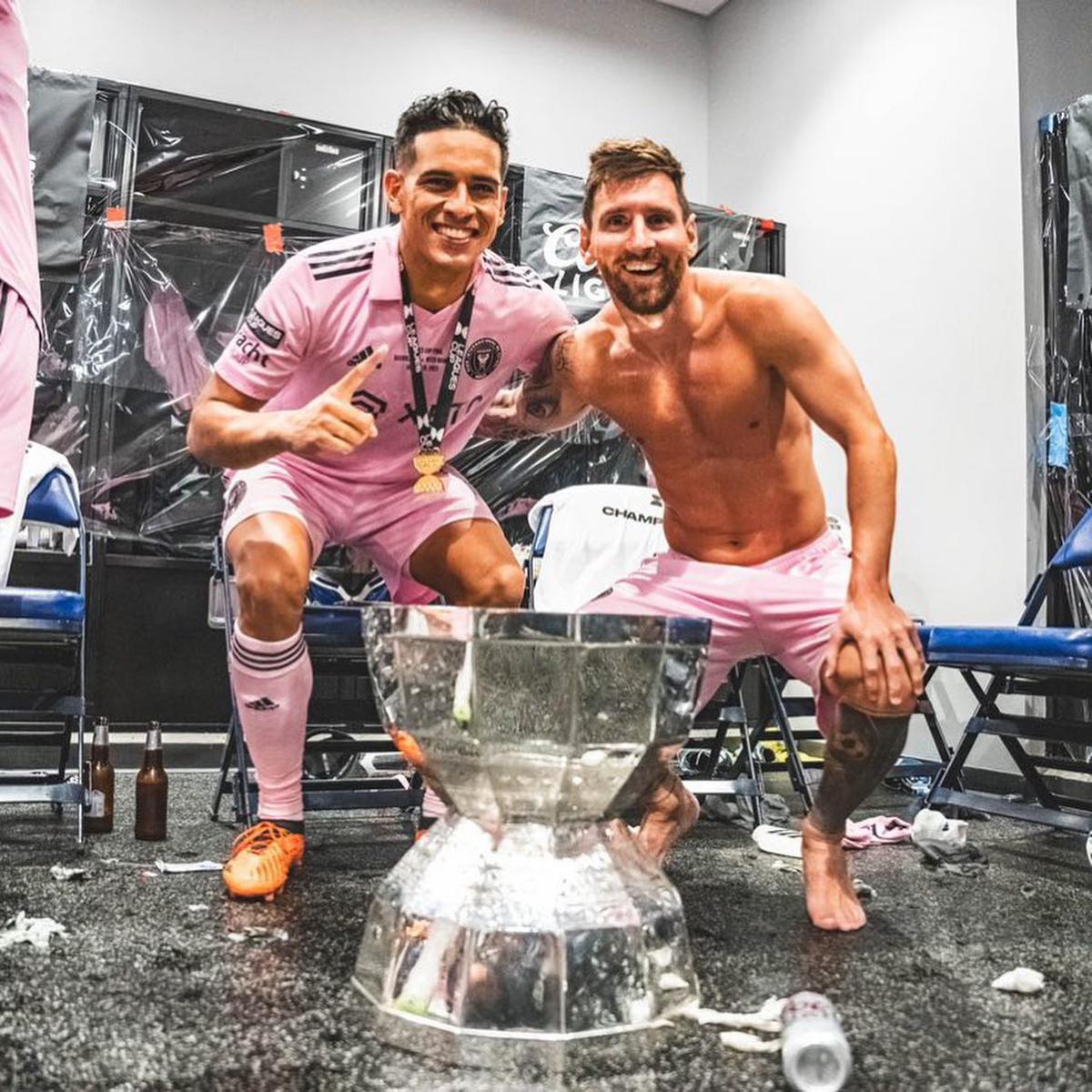 Víctor Ulloa | El mexicano lució el trofeo de la Leagues Cup junto con Lionel Messi. Crédito: Instagram @ulloa_victor.
